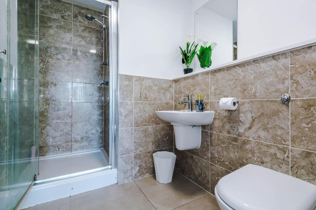 Lux Livin' - Luxury 5 Bed Centre Apartment